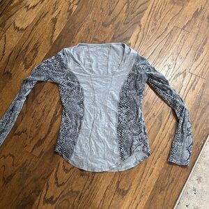 Lululemon Gray & Black Patterned Scoop neck Top size 4